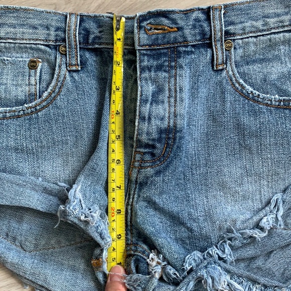 One by OneTeaspoon Bandits Relaxed Fit Jean Shorts size 26 - Picture 3 of 5